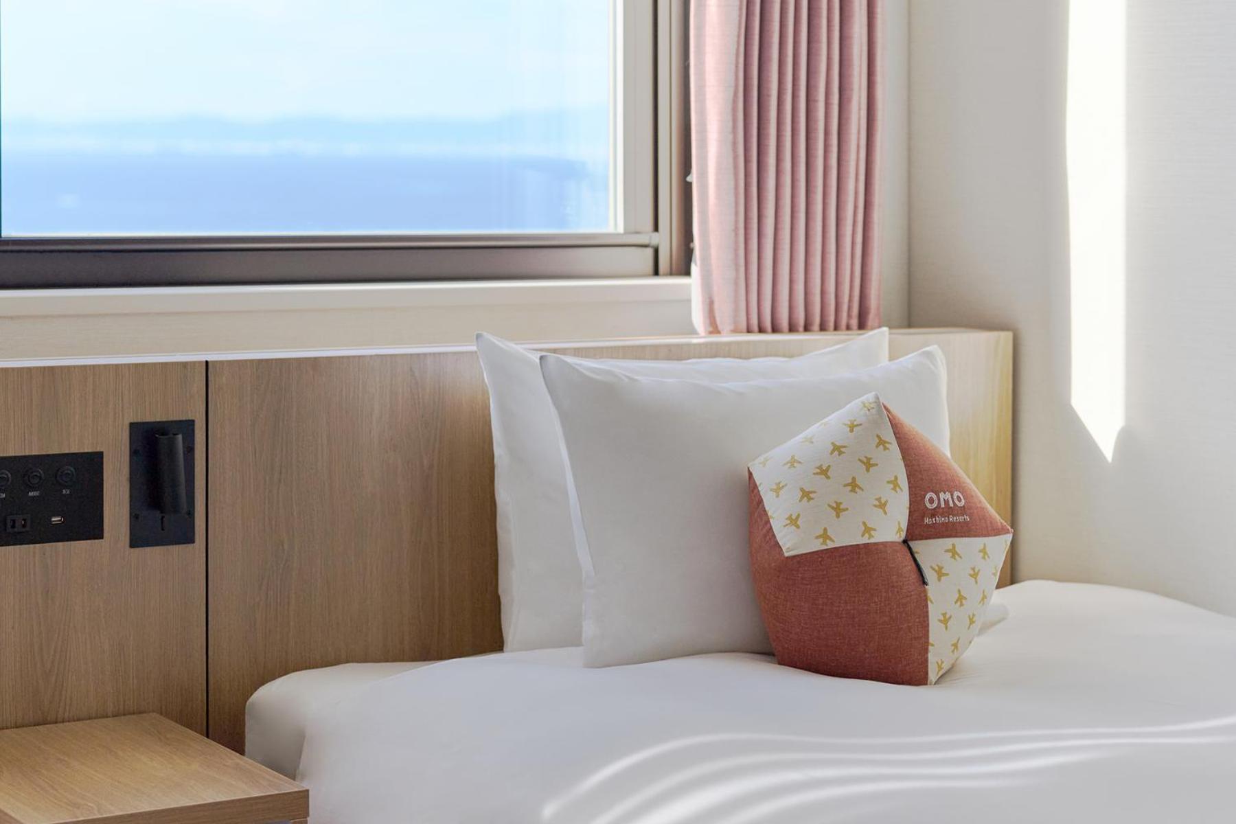 Omo Kansai Airport By Hoshino Resorts Izumisano Bagian luar foto A bed with a pillow