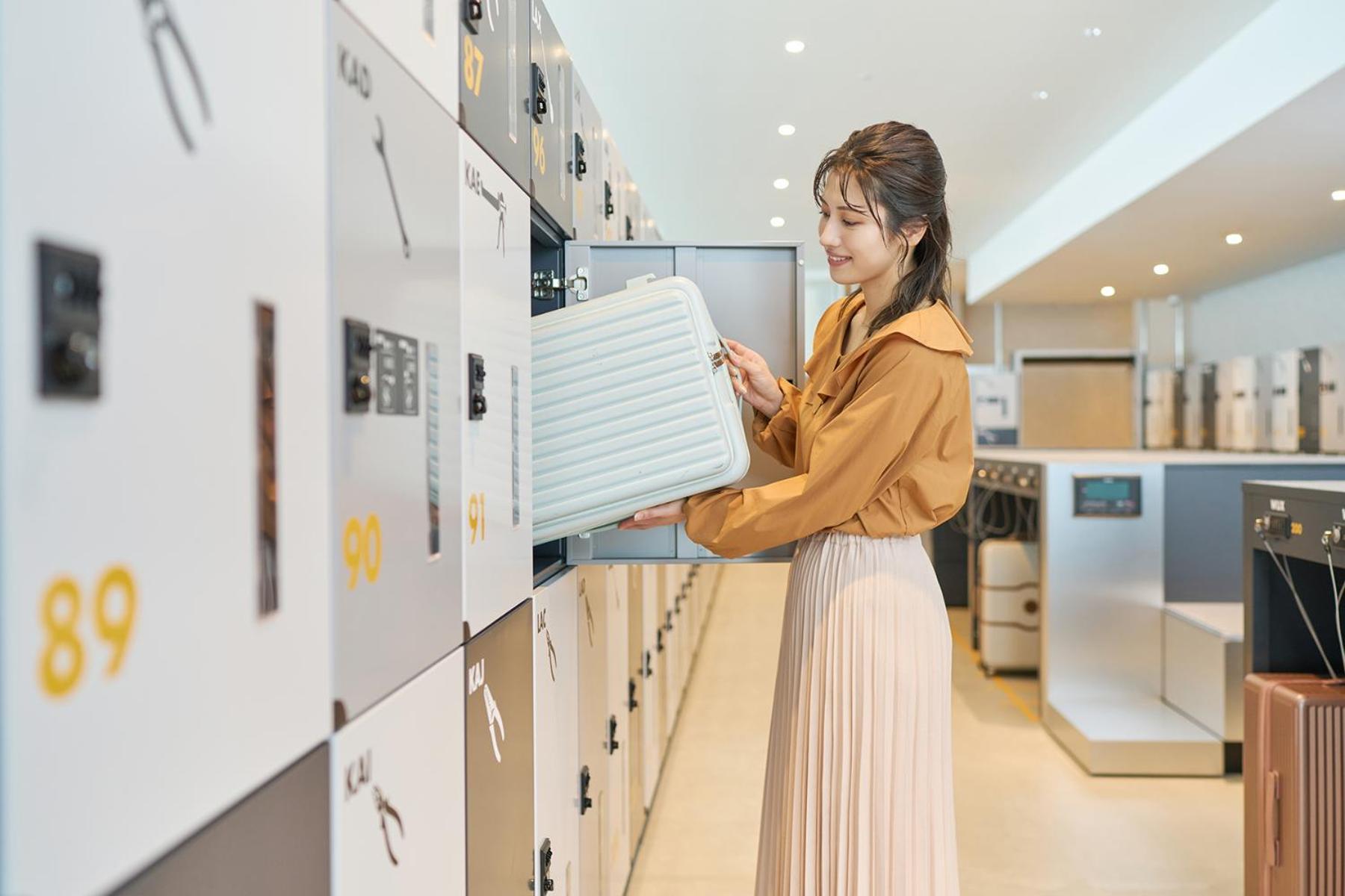Omo Kansai Airport By Hoshino Resorts Izumisano Bagian luar foto A woman using a locker